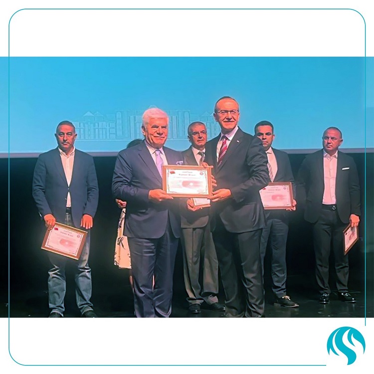 A certificate of appreciation was presented by our Governor, Mr. Seddar Yavuz, to the organizations that provided aid from our city to the disaster area under the coordination of the Kocaeli Governorship. Mr. Cengiz Safi, Deputy Chairman of the Board of Directors of Safi Holding, was present at the ceremony and received the certificate of appreciation on behalf of Safiport.