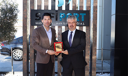 Safiport was the port of call in East Marmara for Akkon Lines' ongoing container services. A plaque was presented to Mr. Mehmet Hacıibrahim, Senior Logistics Manager of Akkon Lines, who visited our port with the agreement.