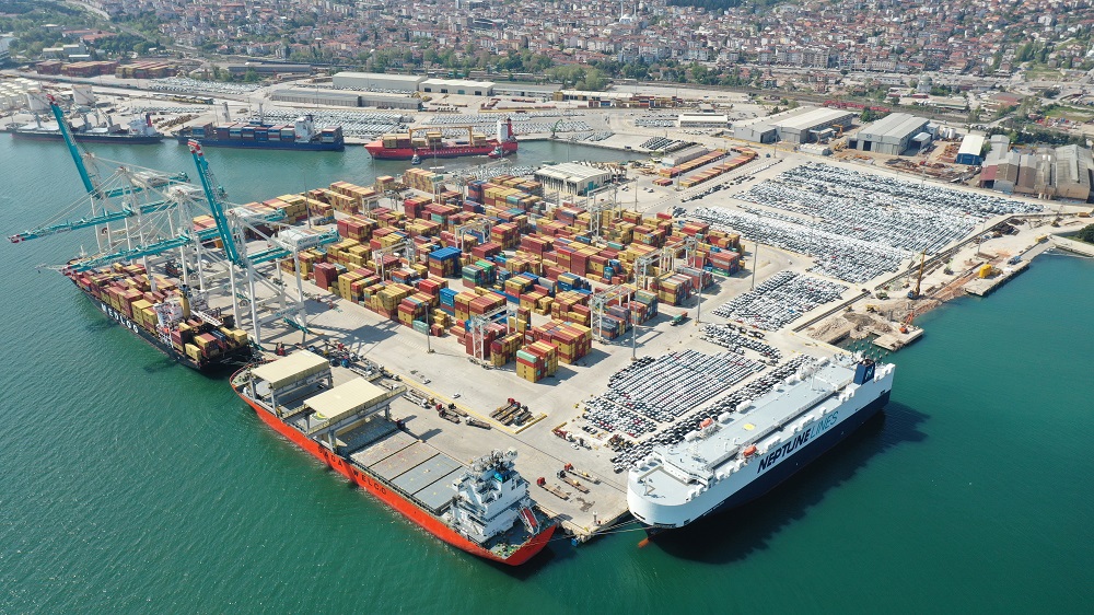 2 recors at once in Safiport! In addition to the highest number of ship handling records of all time, we broke the record by successfully performing simultaneous operations of 12 ships, 3 of which were container ships, carrying different types of cargo.