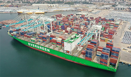 Evergreen's container ship EVER LUCENT<br>04.07.2024