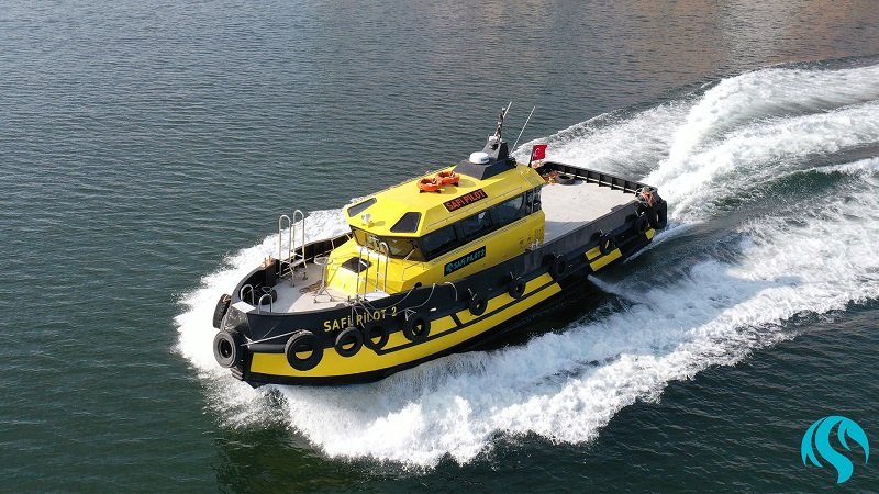 Our pilot boat, which has the highest maneuverability in its class, has a speed of 21 knots and a total power of 720 HP.